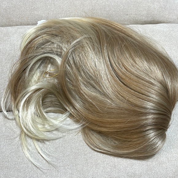 NWT 18” blonde wig classic light honey layers curtain bangs v light blonde ends - Picture 10 of 16